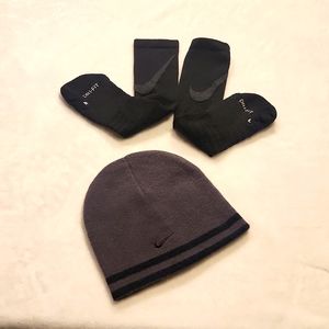 Reversible nike beanie youth and 1 pair of Nike socks